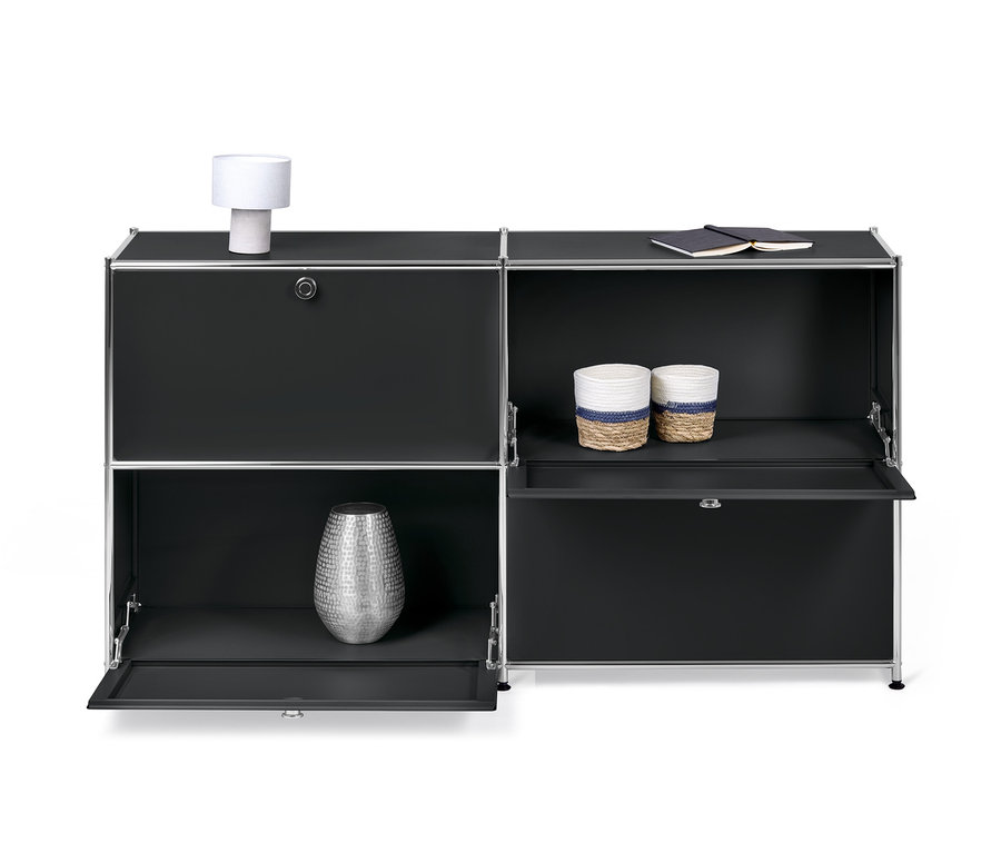 Fekete »CN3« komód négy lenyíló ajtóval, melyből kettő nyitva.