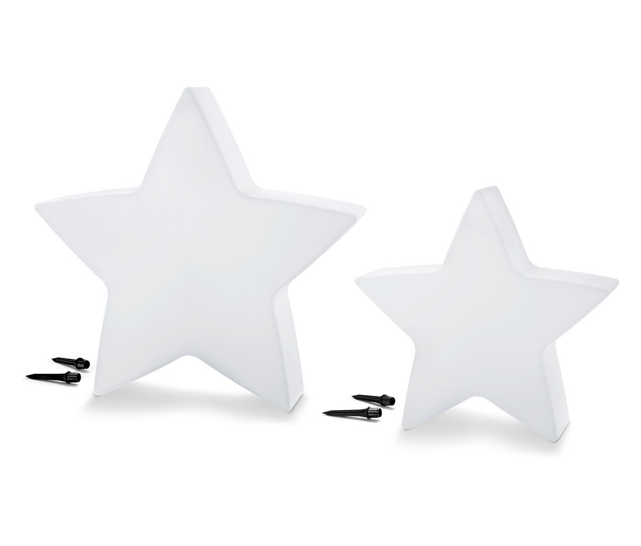 Két különböző méretű LED-es kültéri napelemes csillag és rögzítőcsapok fehér háttéren.