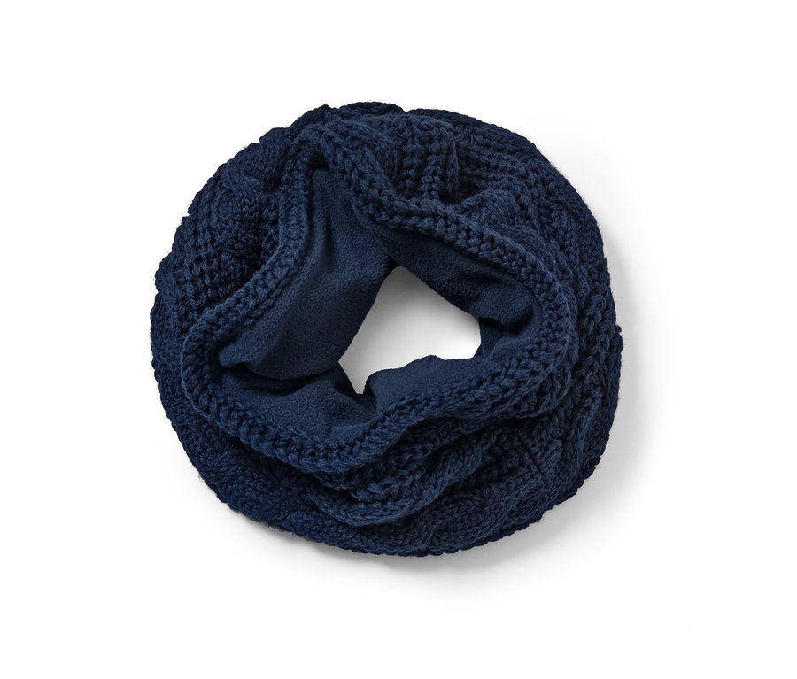 Egy sötétkék kötött csősál részlete.