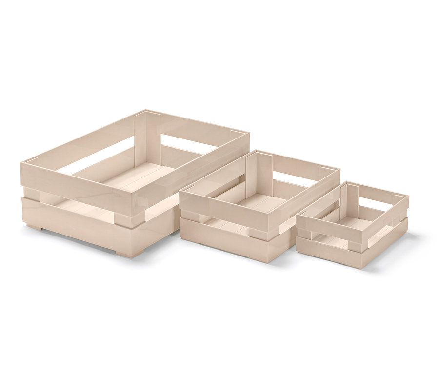 Három különböző méretű, bézs tárolódoboz.
