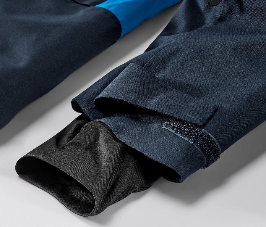 Egy kék síkabát részlete.