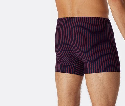 Hátulnézetből látható férfi piros SCHIESSER boxeralsót visel biopamuttal.