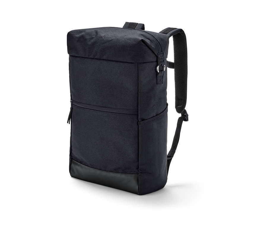 Fekete túrahátizsák fehér háttérrel.