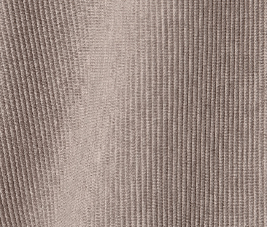 Egy világosbarna szabadidőfelső részlete.