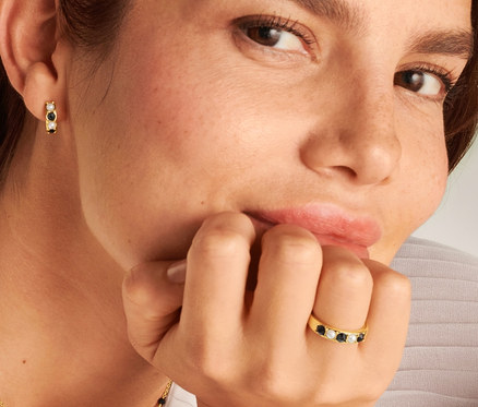 Nő Black and White gyűrűvel, nyaklánccal és női fülbevalóval.