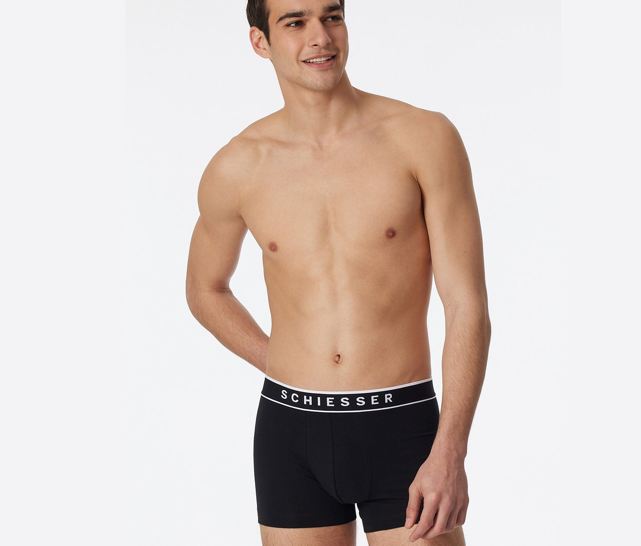 Férfi látható felsőtesttel, fekete 3 SCHIESSER boxeralsó biopamuttal.