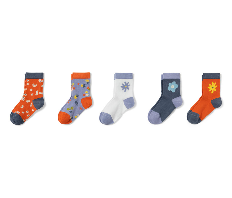 Öt pár virágmintás gyerekzokni.