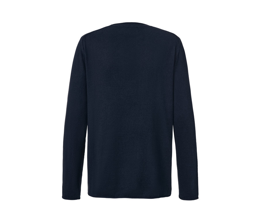 Sötétkék kötött pulóver.