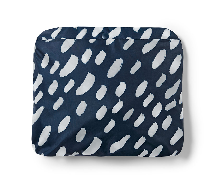 Összehajtott mintás, sötétkék női poncsó esőkabát.