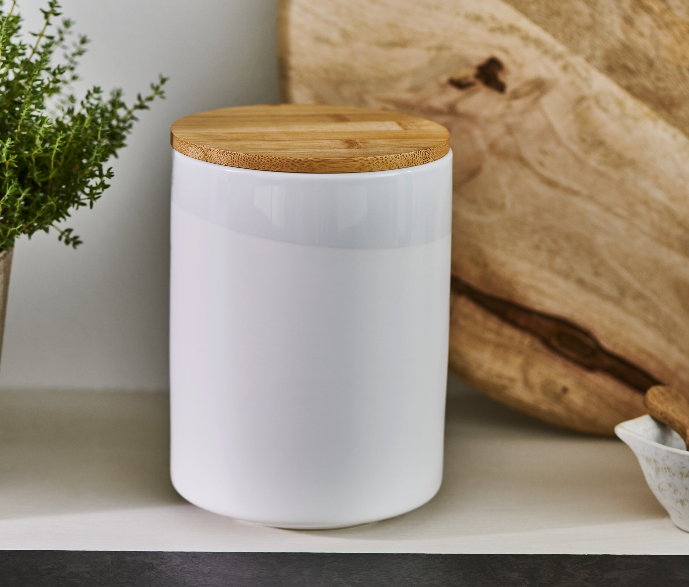 Kerámia kávétartó doboz, fehér színben, fa fedéllel.