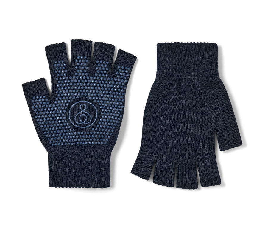 Két sötétkék, ujjatlan jógakesztyű fekszik egymás mellett fehér háttéren.