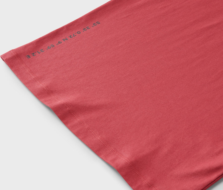 Egy rózsaszín gyerek póló (2 db-os szett) részlete szürke koordináta nyomtatással.