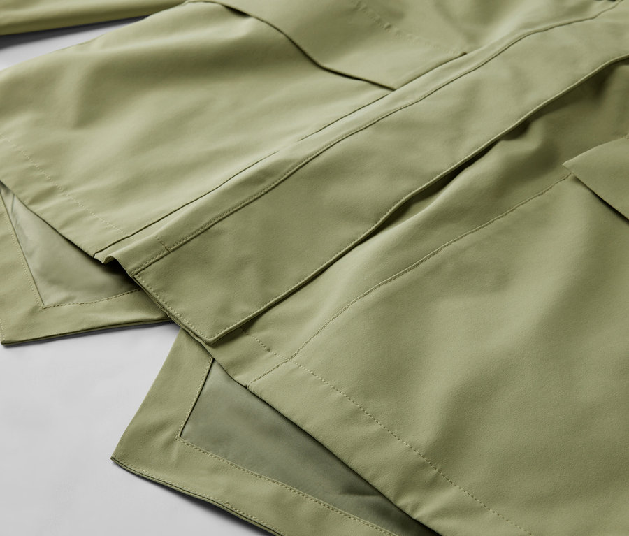 Világoszöld esőkabát részlete.