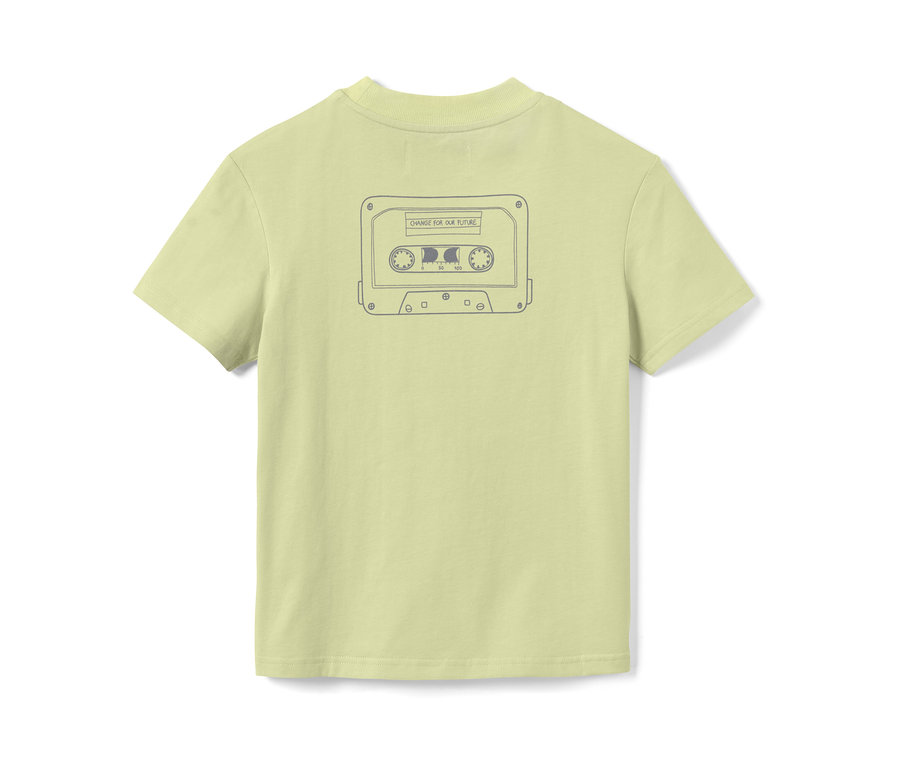 Hátulnézet egy világoszöld fiú oversize pólóról kazettás mintával.