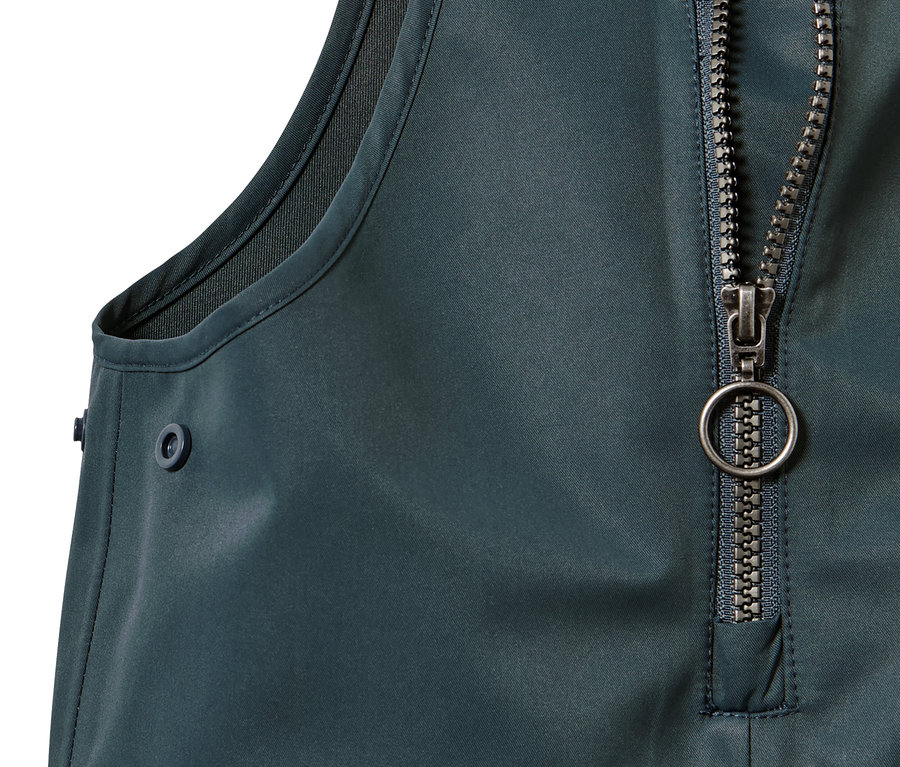 Kisgyerek kantáros esőnadrág részlete cipzárral és gombbal.