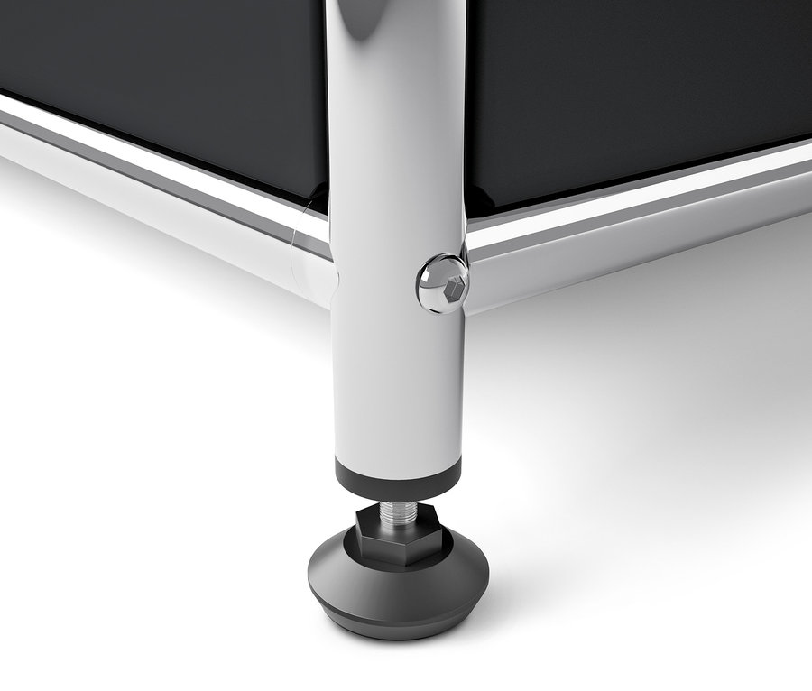 Közeli kép egy fekete CN3 fém szekrényről, krómozott lábbal és állítható talppal.