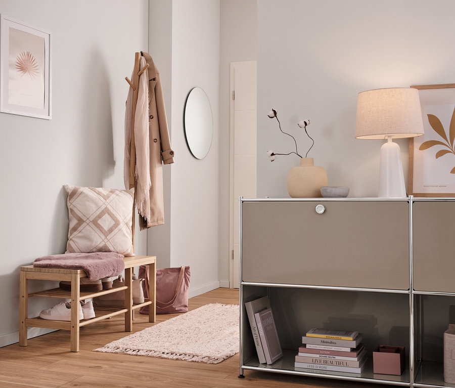 Előszoba pad állófogassal, bambusz, és fém polcos komód, 2x2, 2 ajtóval, taupe színben.