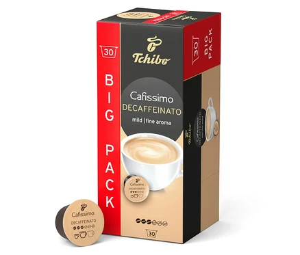 Egy doboz Tchibo Cafissimo Decaffeinato - 30 kapszula áll függőlegesen. Mellette egy kapszula fekszik.