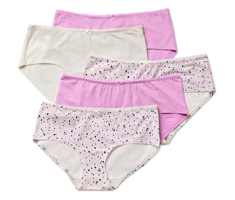 Öt különböző színű és mintájú női alsónemű fekszik egymáson.