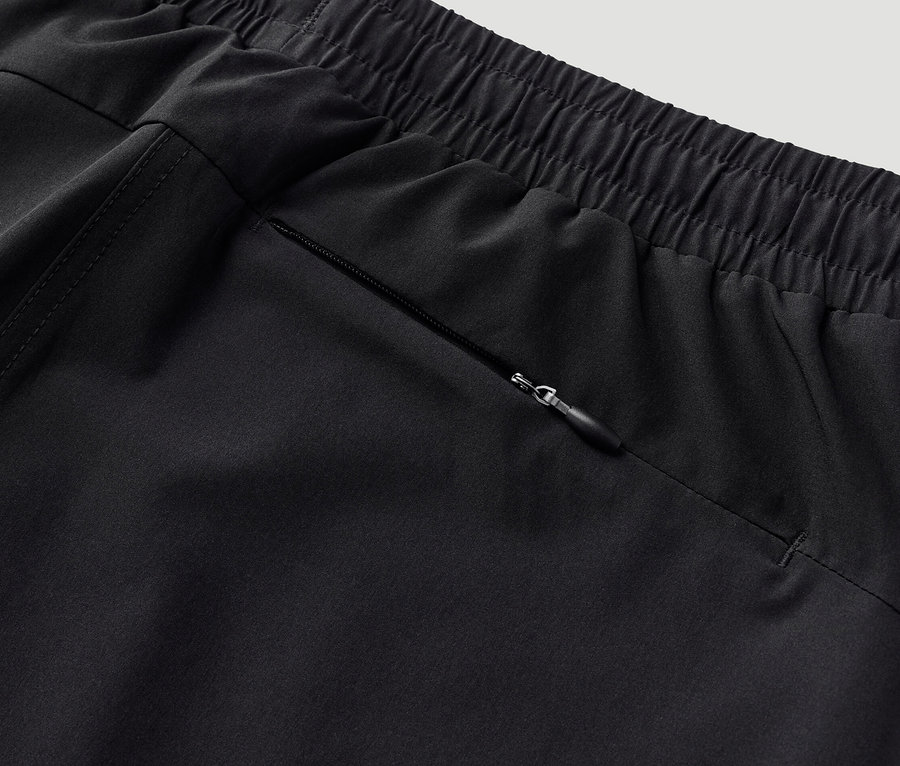Egy fekete női funkcionális nadrágszoknya részlete cipzáras zsebbel.