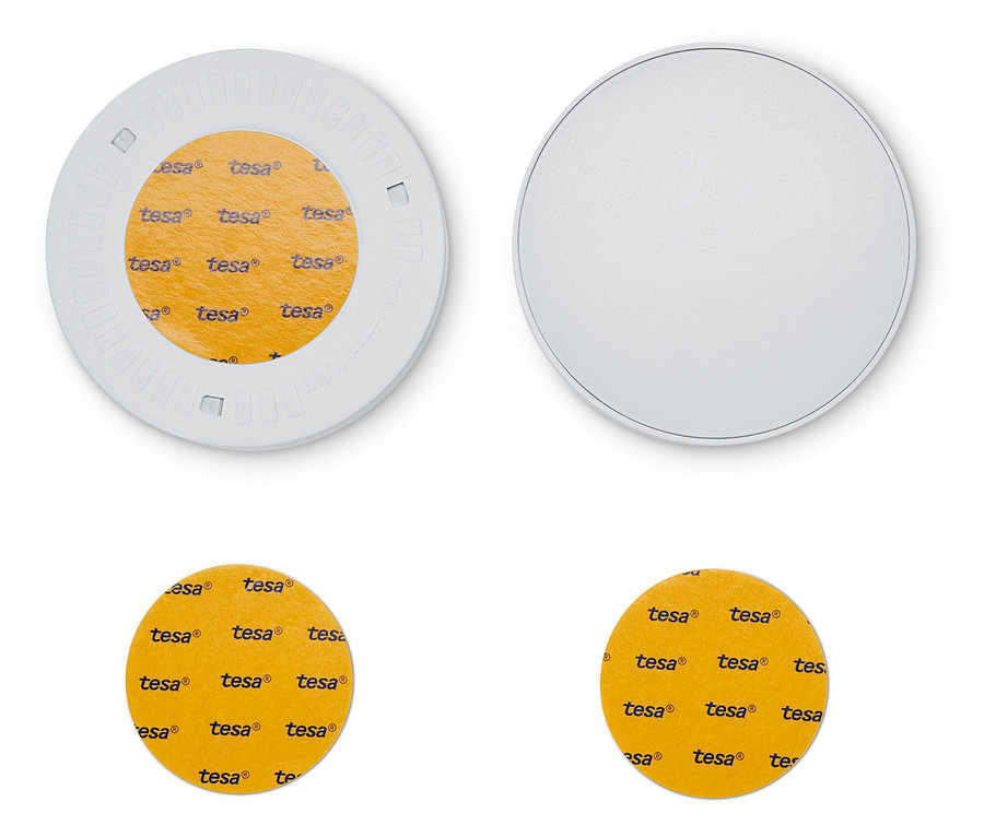 Két LED-es multifunkciós lámpa és négy Tesa ragasztópárna.