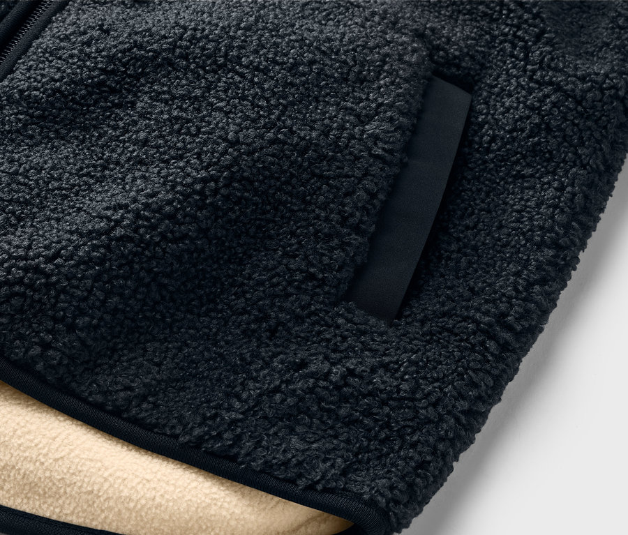 Egy gyerek plüsskabát részlete.