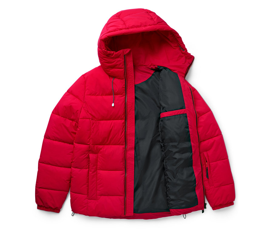 Egy nyitott, piros, kapucnis kabát fekete béléssel.