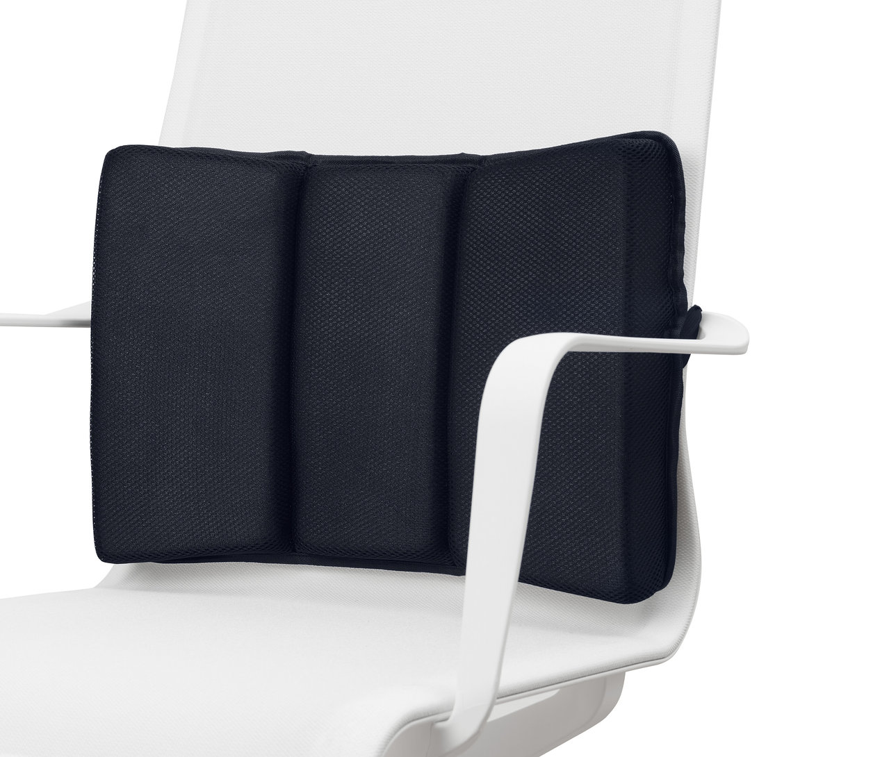 Sötétkék deréktámasz párna egy fehér irodai székhez rögzítve.