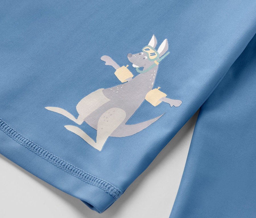 Egy 80-as fényvédő faktorú gyerek együttes részlete, úszószemüveget és úszókart viselő kenguru mintával.