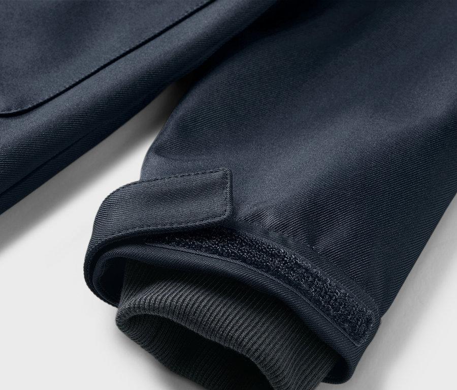 Egy gyerek softshell kabát részlete a mandzsettával.