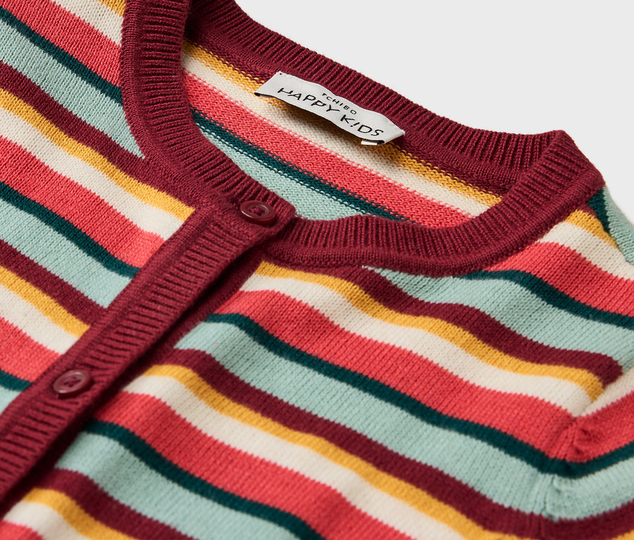 Egy csíkos, bordó szegélyű és gombos Kinder-Strickjacke részlete.
