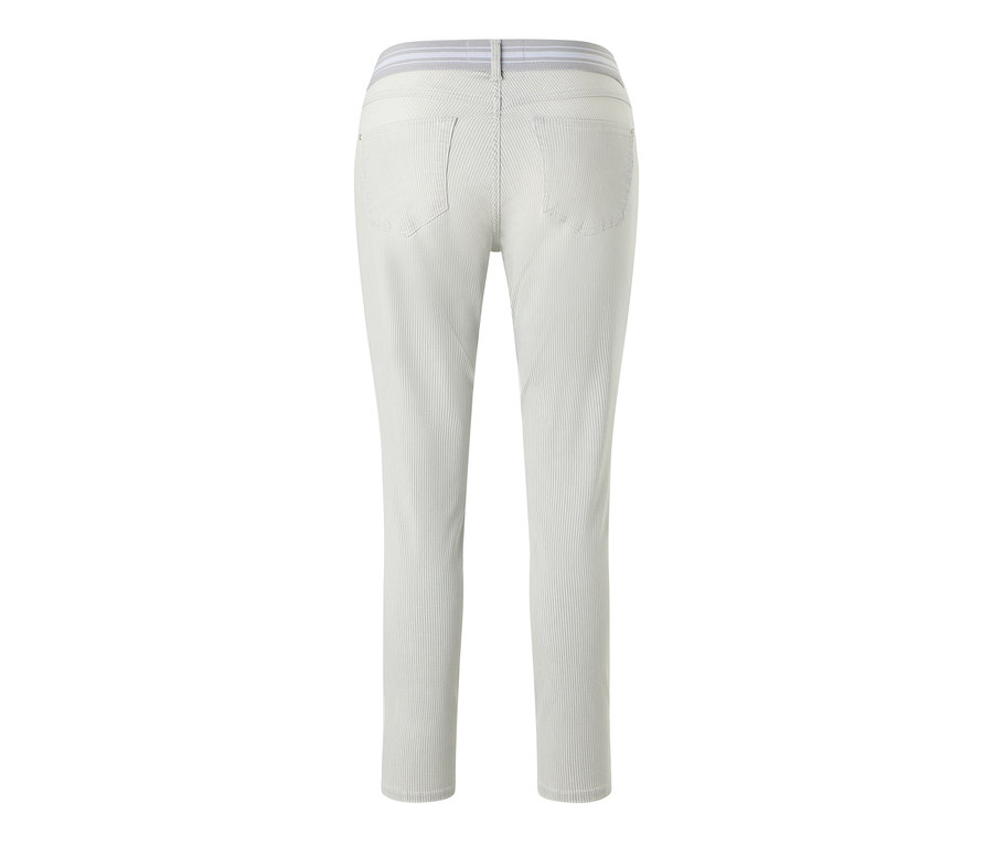 Közelkép hátulról egy világosszürke Angels »Ornella Sporty« Slim Fit 7/8-os farmerről.