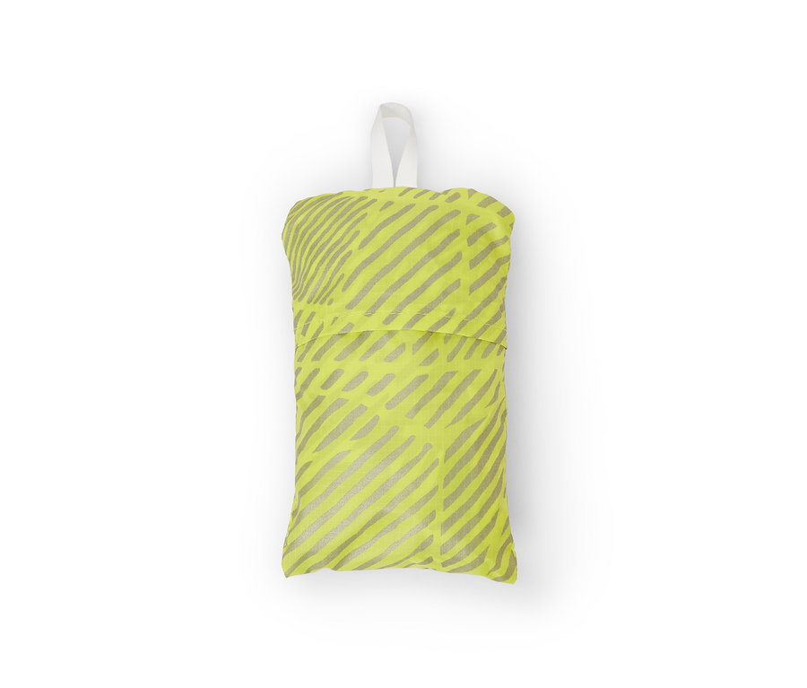Összehajtott sárga hátizsák védőhuzat ezüst csíkokkal és fehér akasztóval.