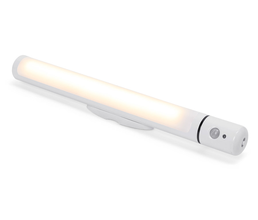 Egy fehér LED-lámpa mozgásérzékelővel fehér háttéren.