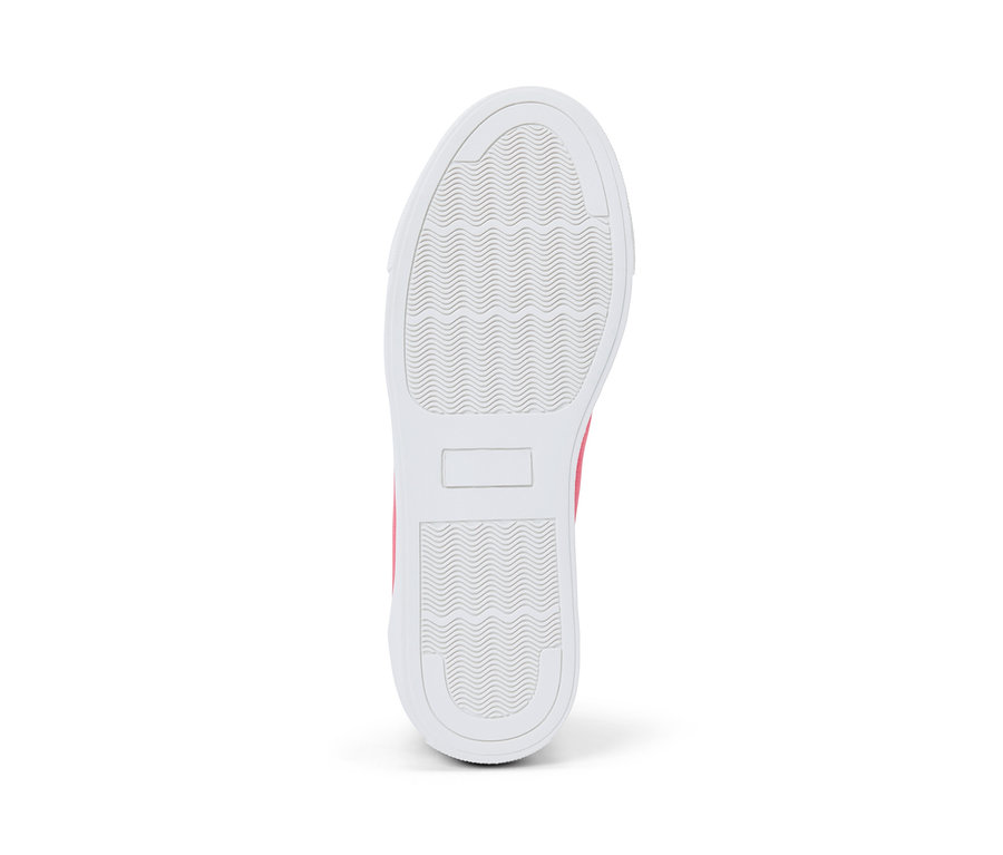 Egy vászon sneaker cipő fehér talpa látható.