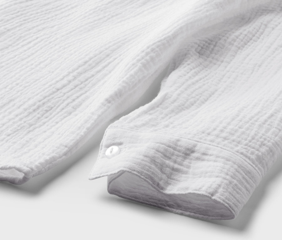 Egy fehér muszlinblúz részlete.