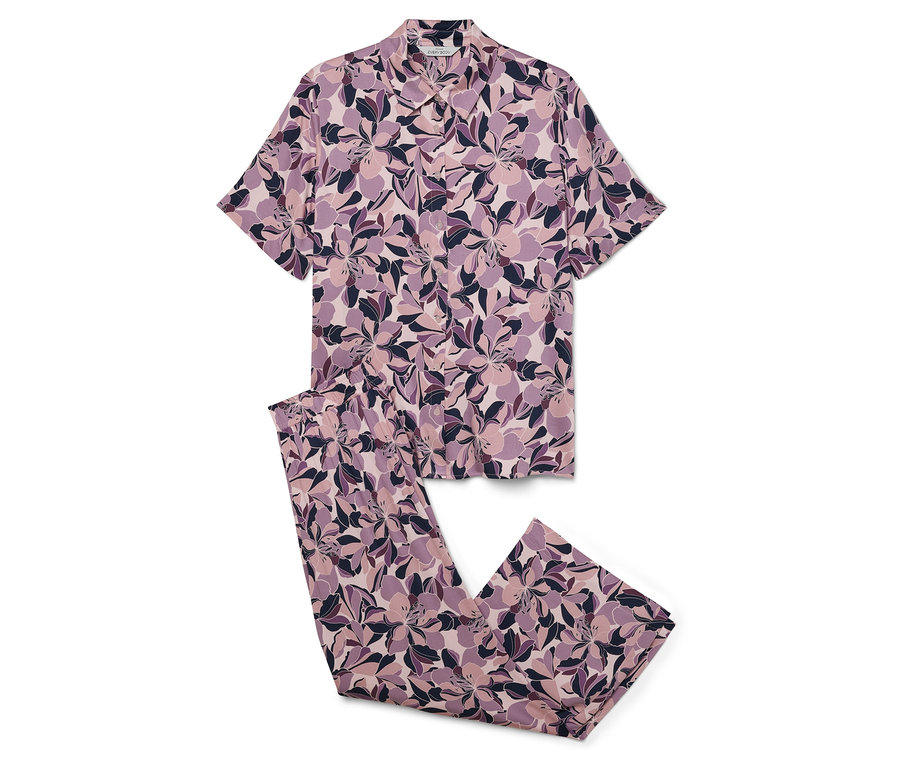 Lila, rövid ujjú pizsama virágmintával.