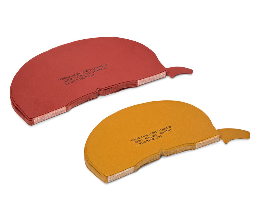 Két poháralátét: egy piros és egy sárga.