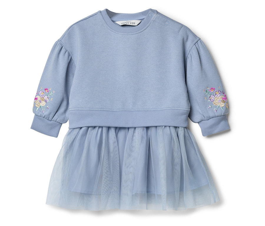 Világoskék ruha hosszú ujjakkal és virágmintás hímzéssel az ujján.