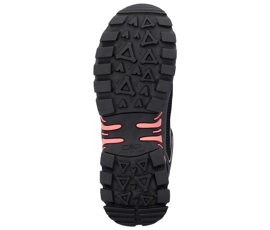 Egy fekete túrabakancs talpa narancssárga díszítéssel és durva mintázattal.