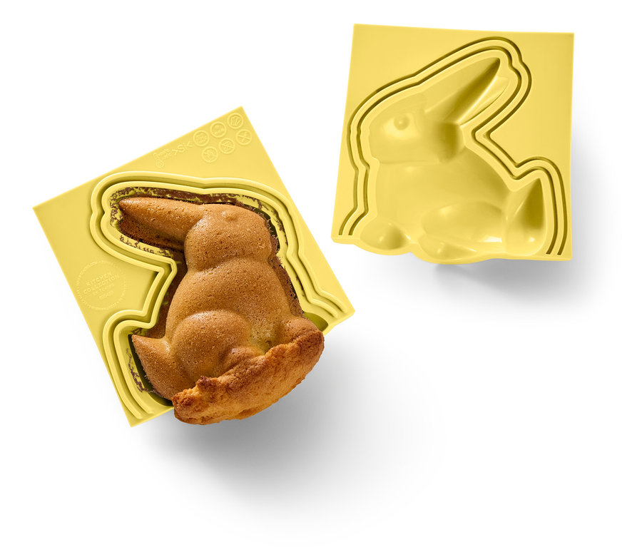 Egy sült nyúl egy sárga formában egy üres sárga nyúlforma mellett.