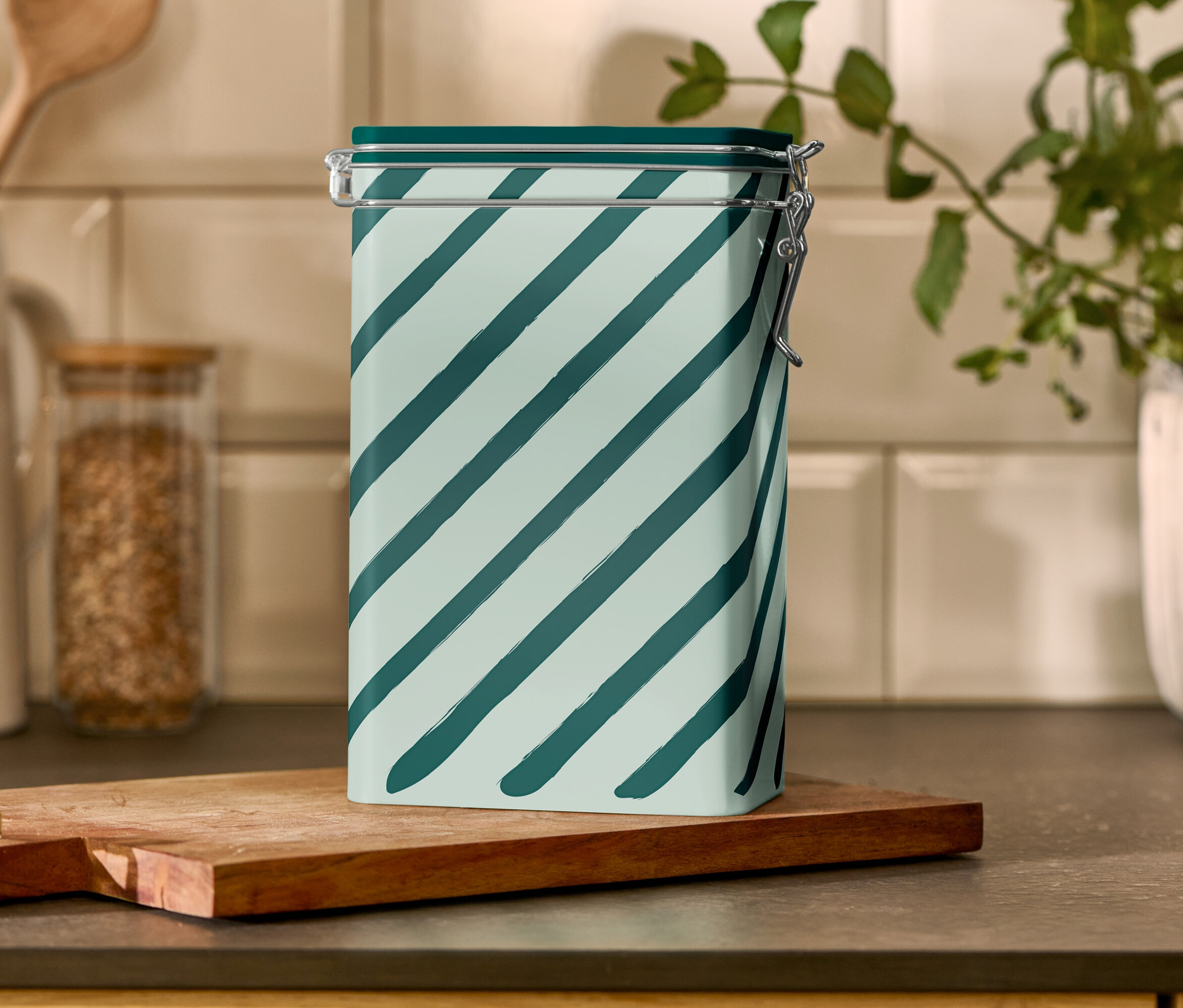 Egy csíkos kávésdoboz áll egy fa deszkán.