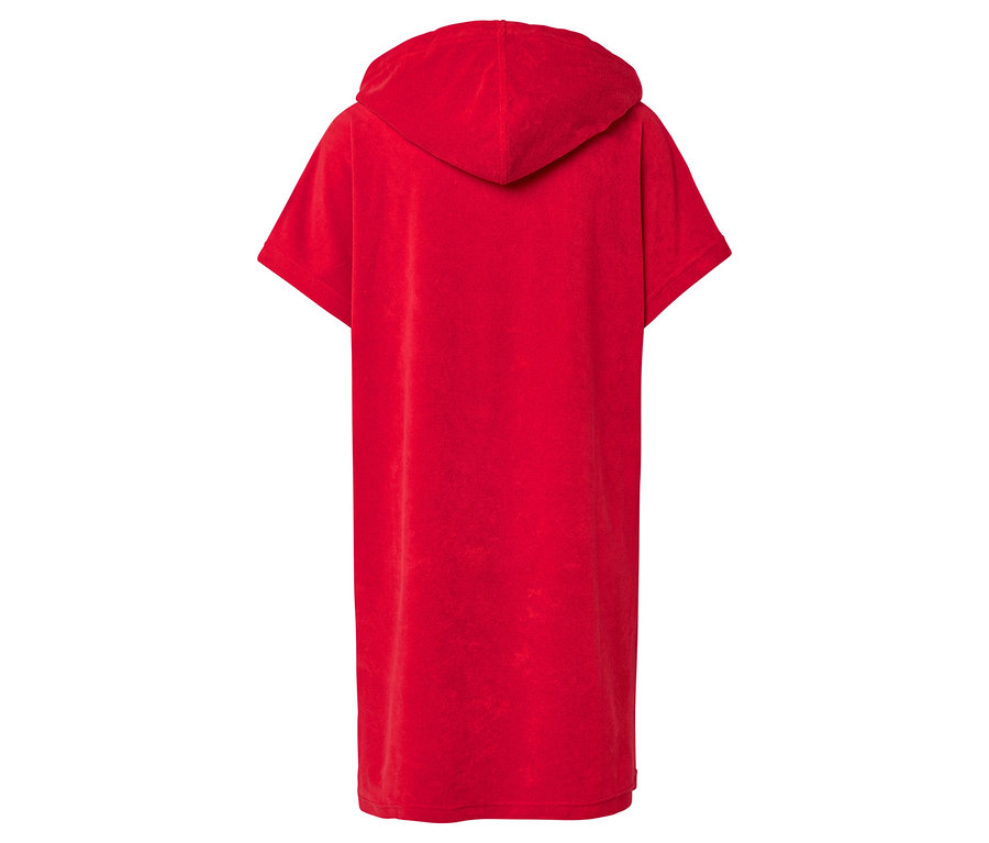 Hátulnézet egy rövid ujjú, piros kapucnis törölközőről.