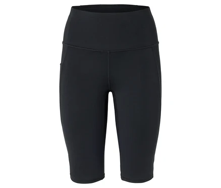 Egy fekete, térdig érő leggings közeli képe fehér háttérrel.