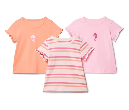 Három Happy Kids póló fekszik egy fehér háttéren. Egy narancssárga póló egy medúzával, egy csíkos póló és egy rózsaszín póló egy tengeri csikóval.