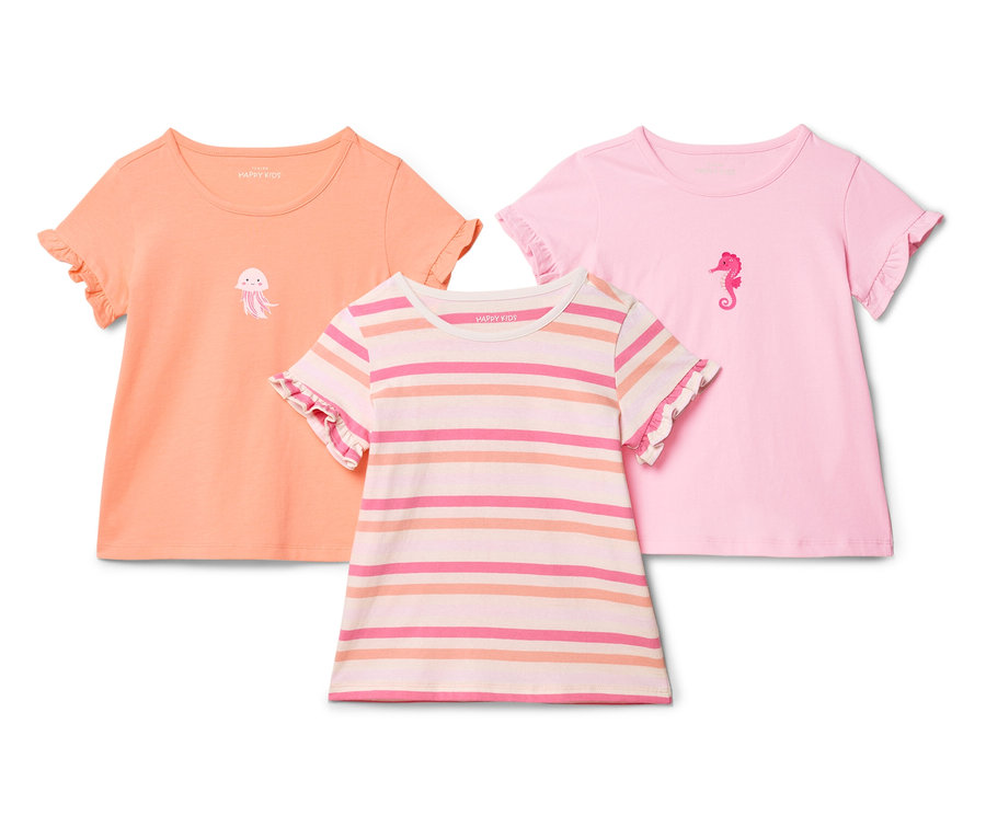 Három Happy Kids póló fekszik egy fehér háttéren. Egy narancssárga póló egy medúzával, egy csíkos póló és egy rózsaszín póló egy tengeri csikóval.