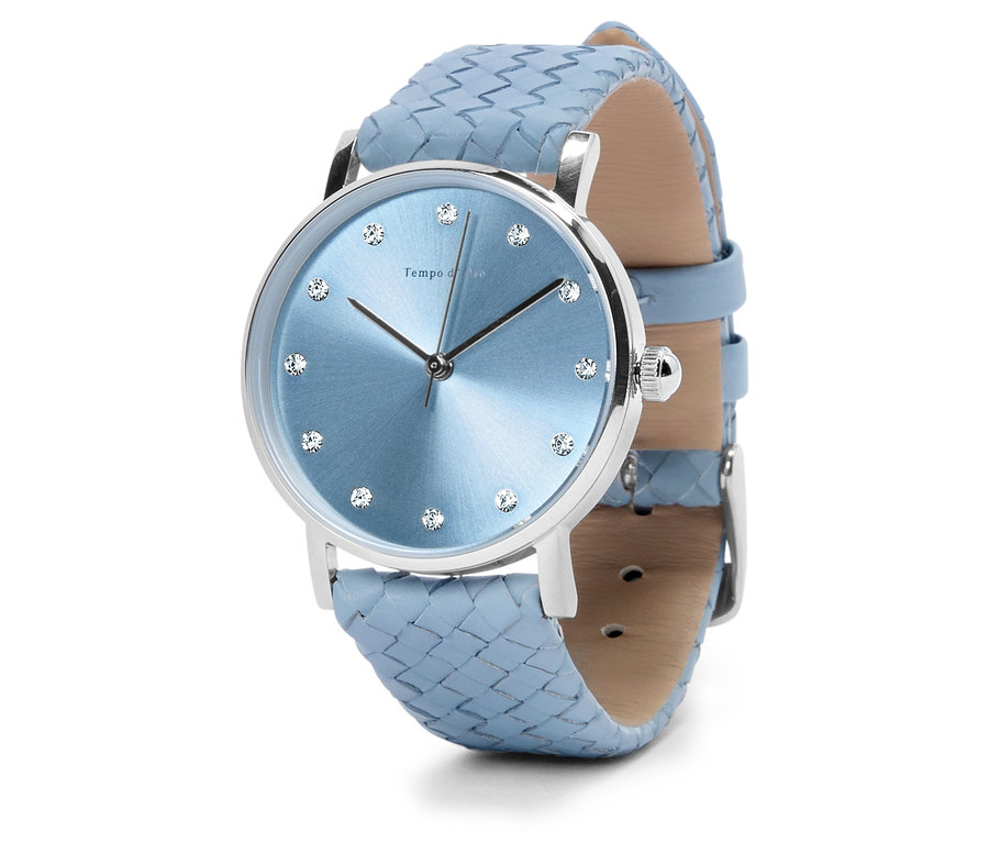 Egy világoskék számlapos, ezüstszínű tokos és világoskék, fonott szíjú karóra közeli képe.