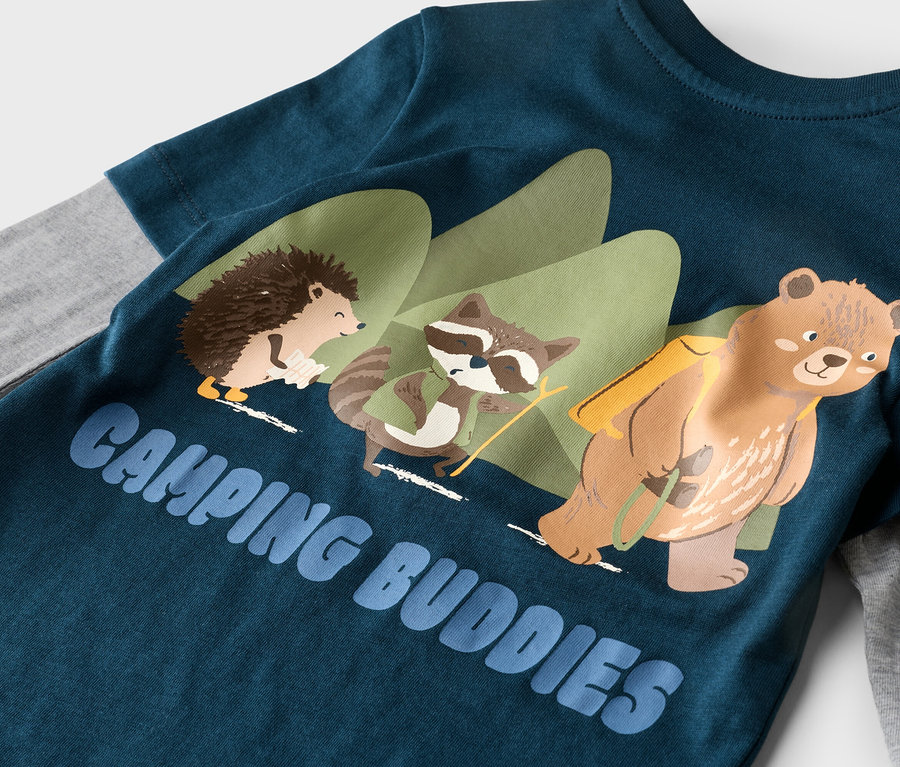 Kék, hosszú ujjú póló sünnel, mosómedvével és hátizsákos medvével, valamint a „Camping Buddies” felirattal.