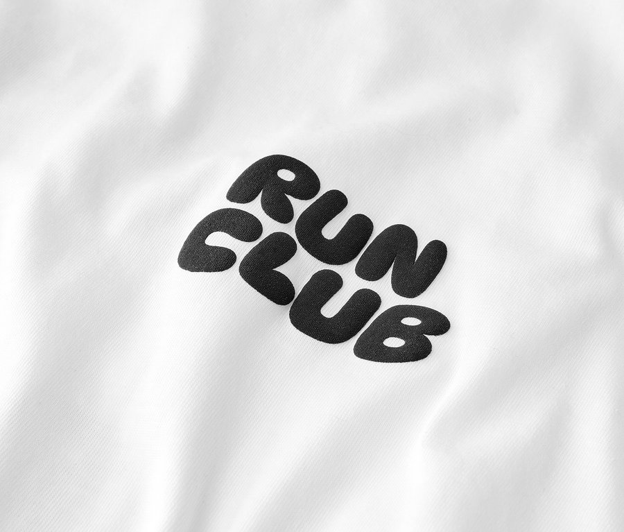 Fehér sportfelső fekete "RUN CLUB" felirattal.
