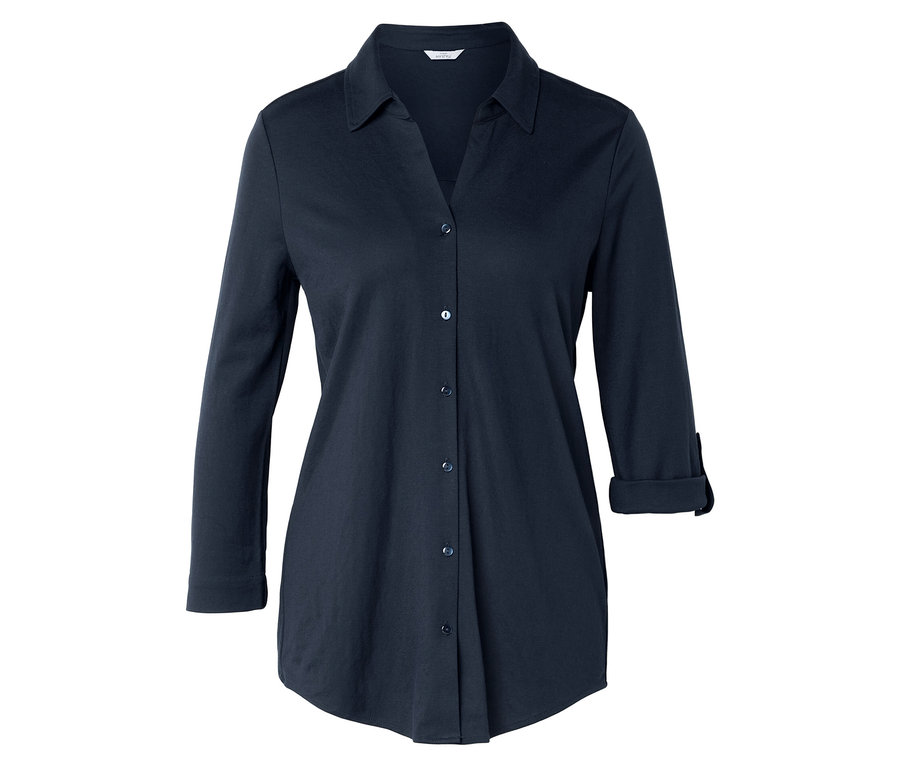 Sötétkék ing hosszú, feltűrt ujjakkal.